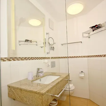 Strandnahe Rex Rugia: Balkon & Wellness Lobbe